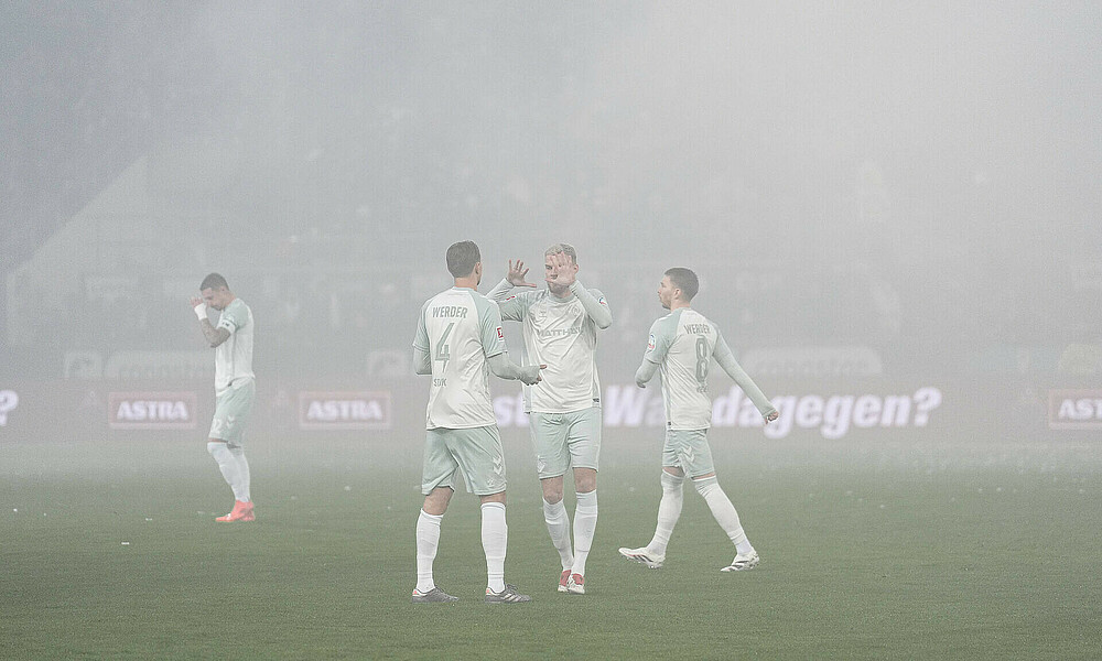 null Ducksch und Stark klatschen sich ab.