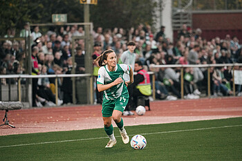 null Michaela Brandenburg läuft mit dem Ball am Fuß.