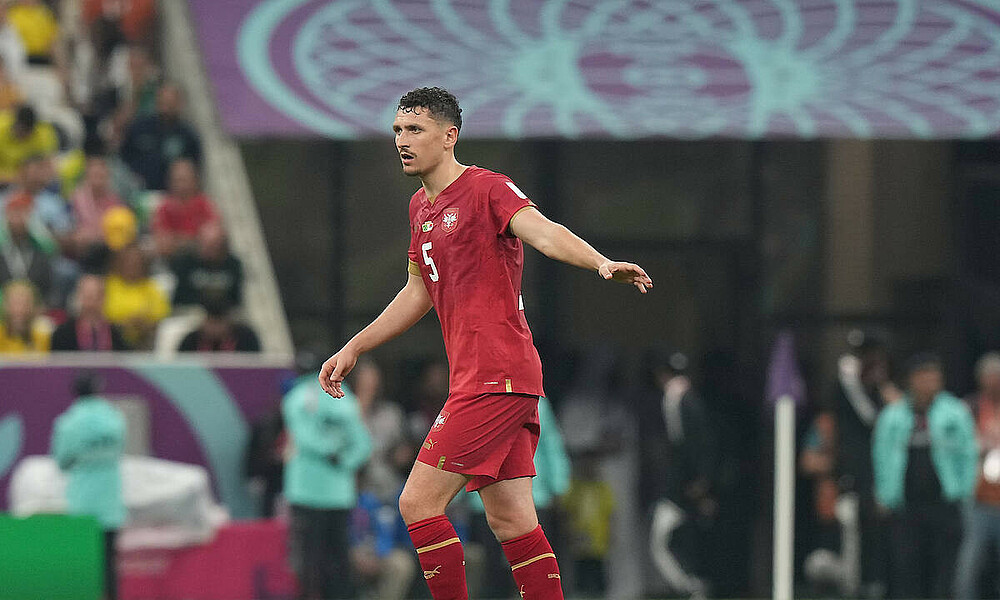 null Milos Veljkovic im roten Trikot der serbischen Nationalmannschaft