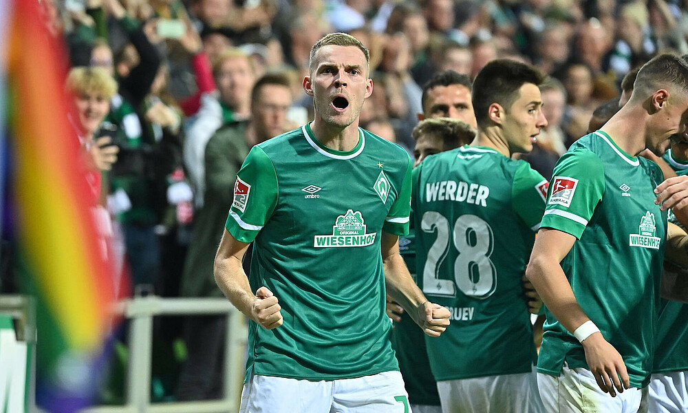 Werder-Spieler Marvin Ducksch jubelt mit seinen Teamkollegen an der Eckfahne.