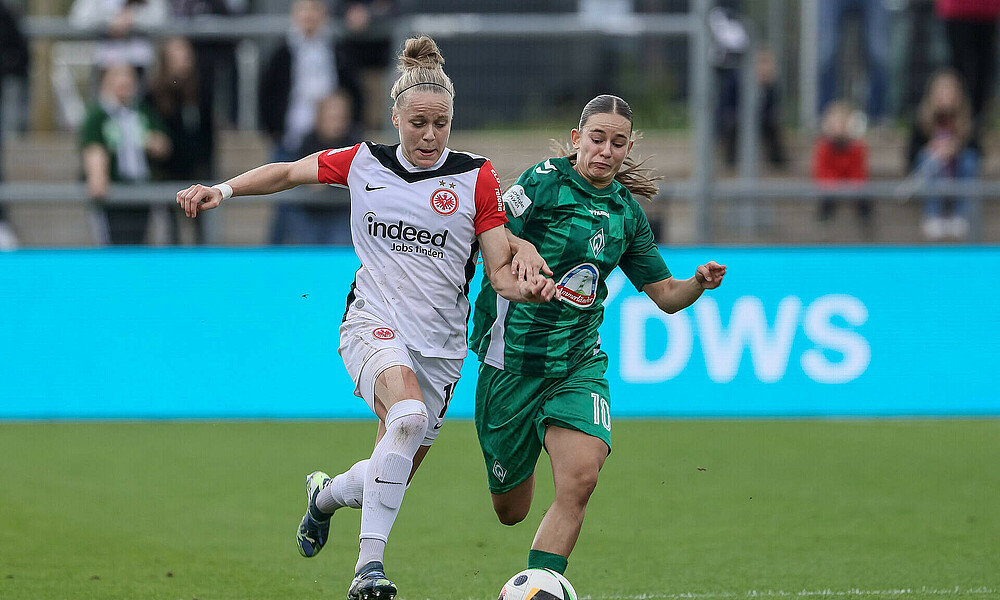 Pia-Sophie Wolter im Trikot von Eintracht Frankfurt im Zweikampf mit Tuana Mahmoud von Werder Bremen
