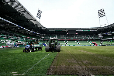 Der Platz im wohninvest WESERSTADION wird gefräst