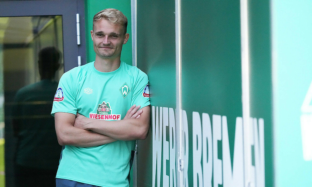 null Neuzugang Amos Pieper im Spielertunnel.