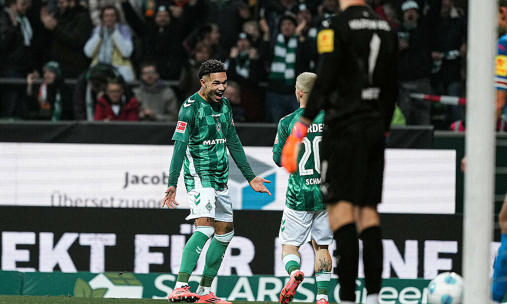 Justin Njinmah jubelt mit Romano Schmid. 