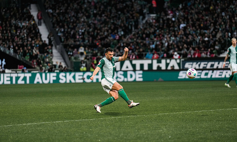 Milos Veljkovic spielt einen weiten Flugball. 