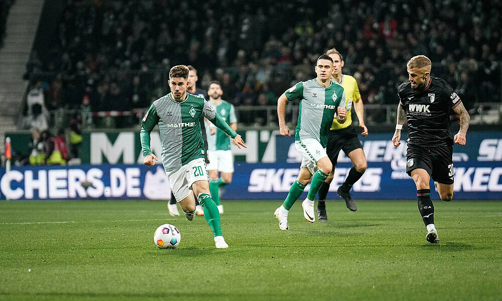 Romano Schmid mit Ball am Fuß beim Heimspiel gegen den FC Augsburg.