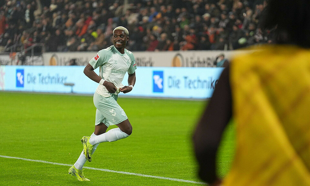 Derrick Köhn grinst nach seinem Tor für Werder gegen St. Pauli