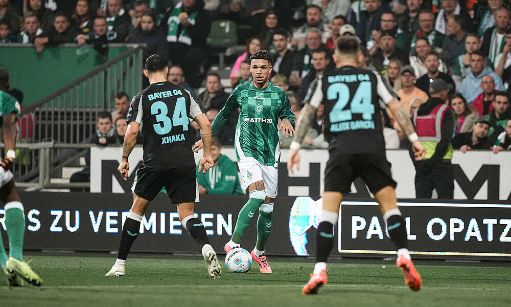 Njinmah mit Ball am Fuß.