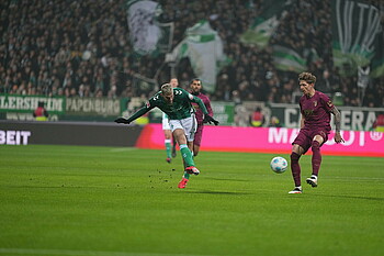 Ducksch flankt vor Maier. 