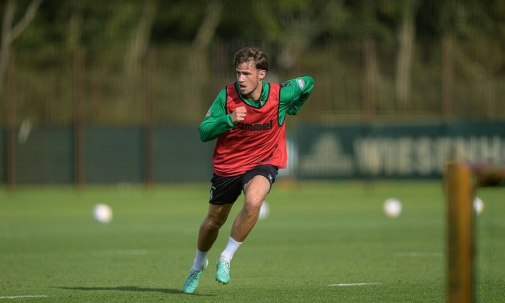 null Olivier Demn während des Trainings. Er trägt ein rotes Leibchen über der grünen Trainingskleidung.