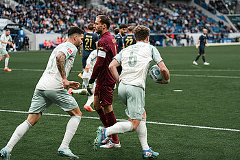 Jens Stage schnappt sich den Ball nach dem Anschlusstreffer in Hoffenheim. 