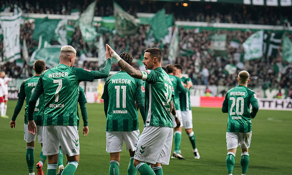 null Die Spieler bejubeln einen Treffer.