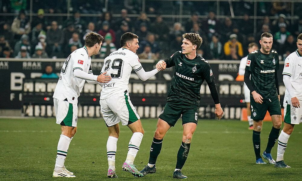 Jens Stage klatscht mit Joe Scally ab. 