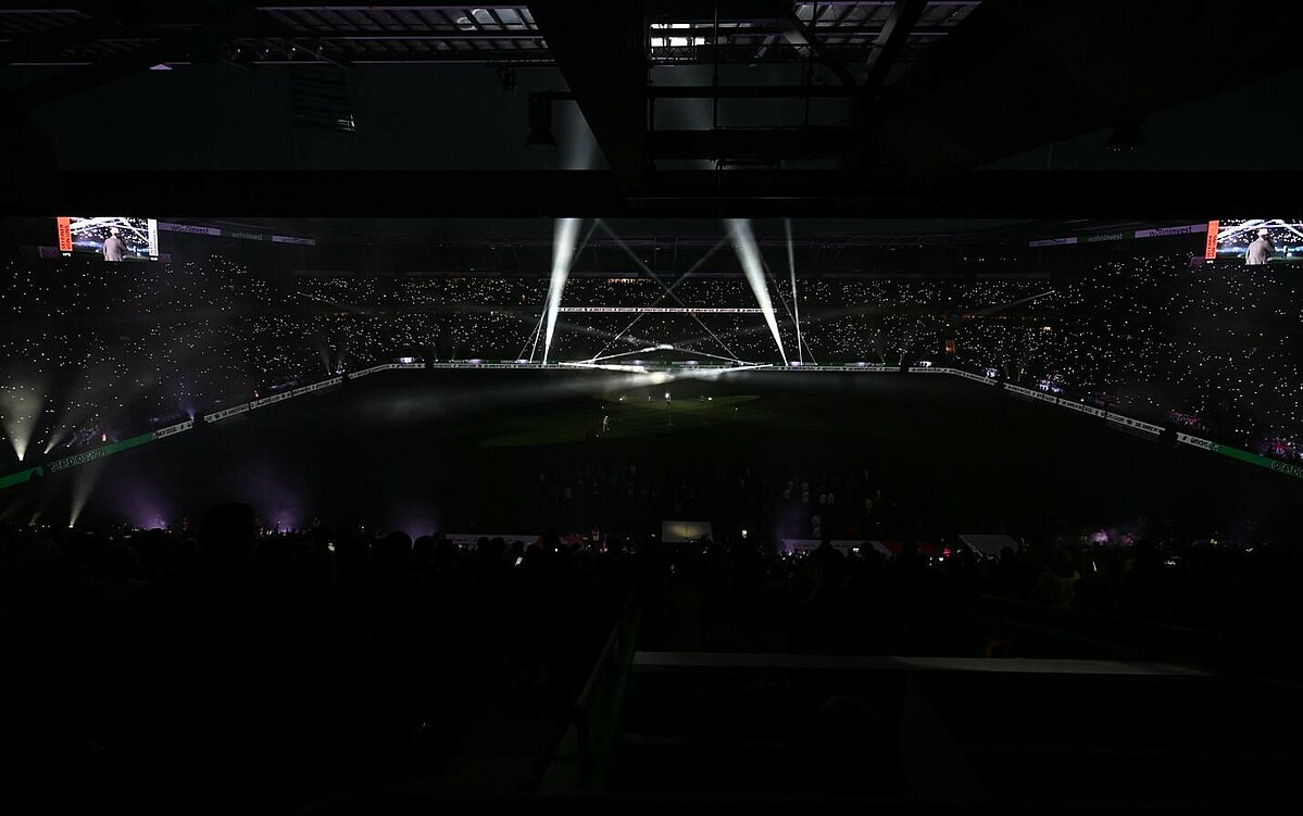 Totale vom dunklen wohninvest WESERSTADION während des Abschiedsspiels.