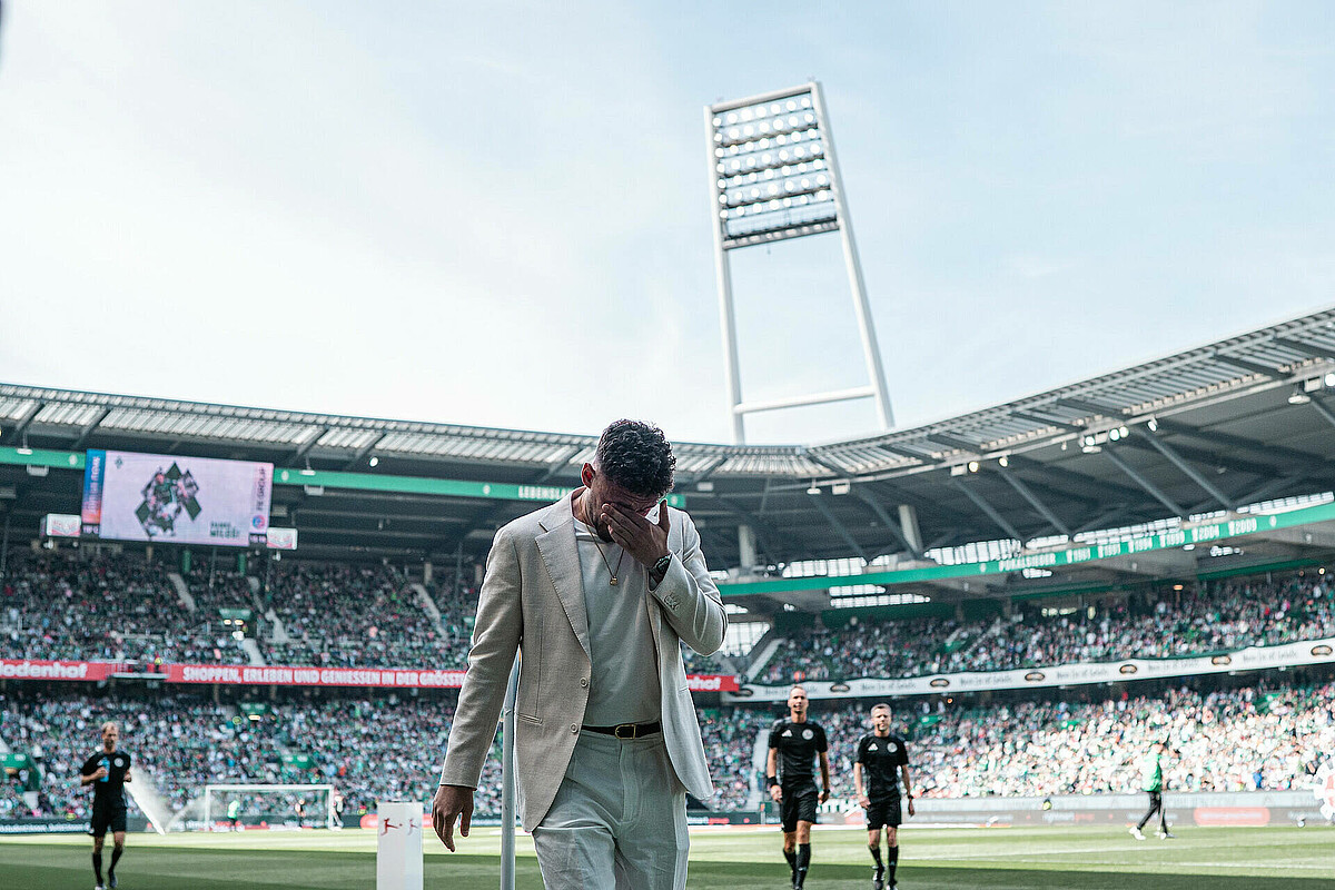 Milos Veljkovic weint nach seiner Verabschiedung im Weserstadion. 
