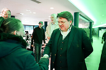 Dr. Hubertus Hess-Grunewald schüttelt einer Teilnehmerin die Hand.