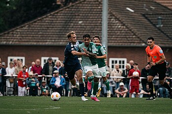 null Justin Njinmah im Zweikampf.