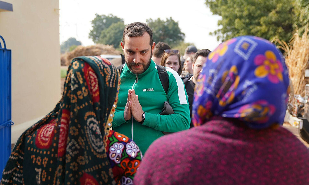 Lukas Godula begrüßt die indischen Gastgeber.