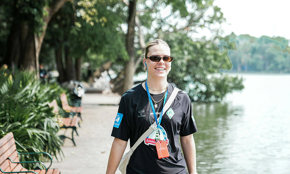 Juli Wirtz läuft mit einem Kegelhut durch Vietnam.