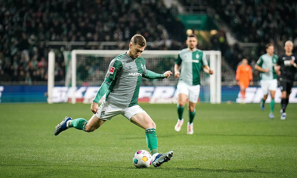 Mitchell Weiser holt für eine Flanke aus. 