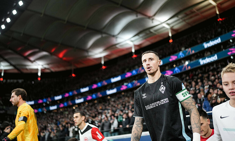 Kapitän Friedl läuft ins Stadion ein. 