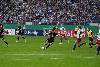 Maja Sternad beim Torschuss gegen den HSV