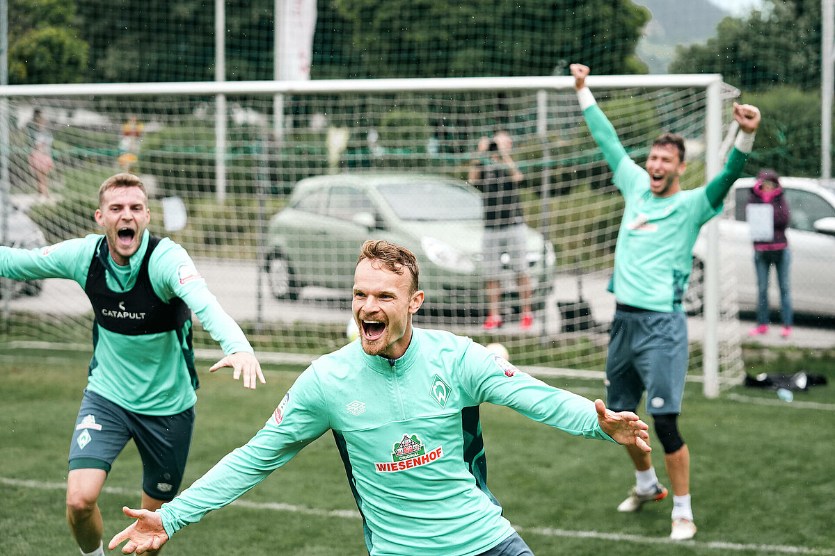 Marvin Ducksch, Christian Groß und Jiri Pavlenka feiern einen Challenge-Sieg.