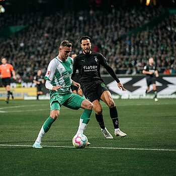 null Marvin Ducksch behauptet die Kugel vor Ramy Bensebaini.