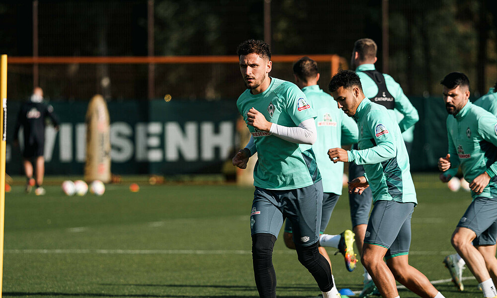 Milos Veljkovic beim Aufwärmprogramm während einer Trainingseinheit.