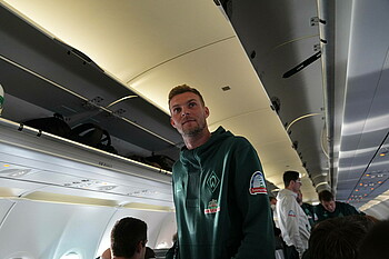 Marvin Ducksch im Flugzeug.