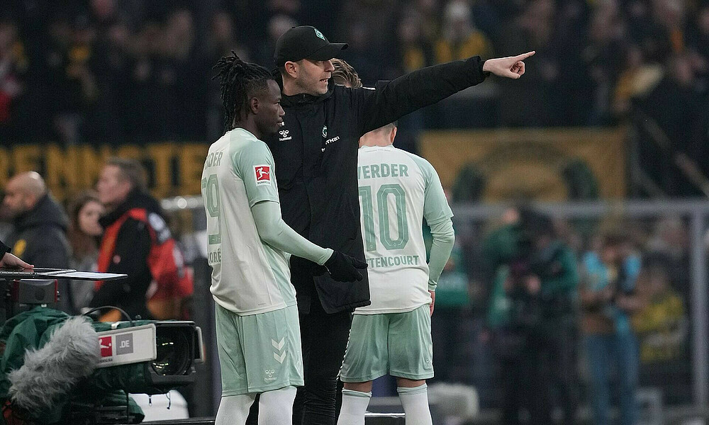 Ole Werner zeigt Issa Kaboré vor seiner Einwechslung gegen Dortmund etwas