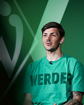 Kownacki Interview Dawid Kownacki während des Interviews im Werder-Tshirt.