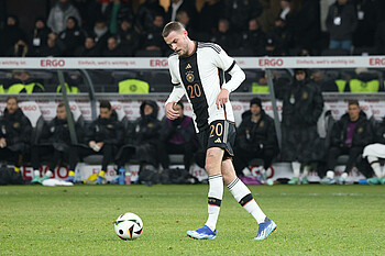 Ducksch spielt den Ball im Spiel gegen die Türkei.