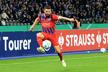 Marnon Busch mit Ball am Fuß. 