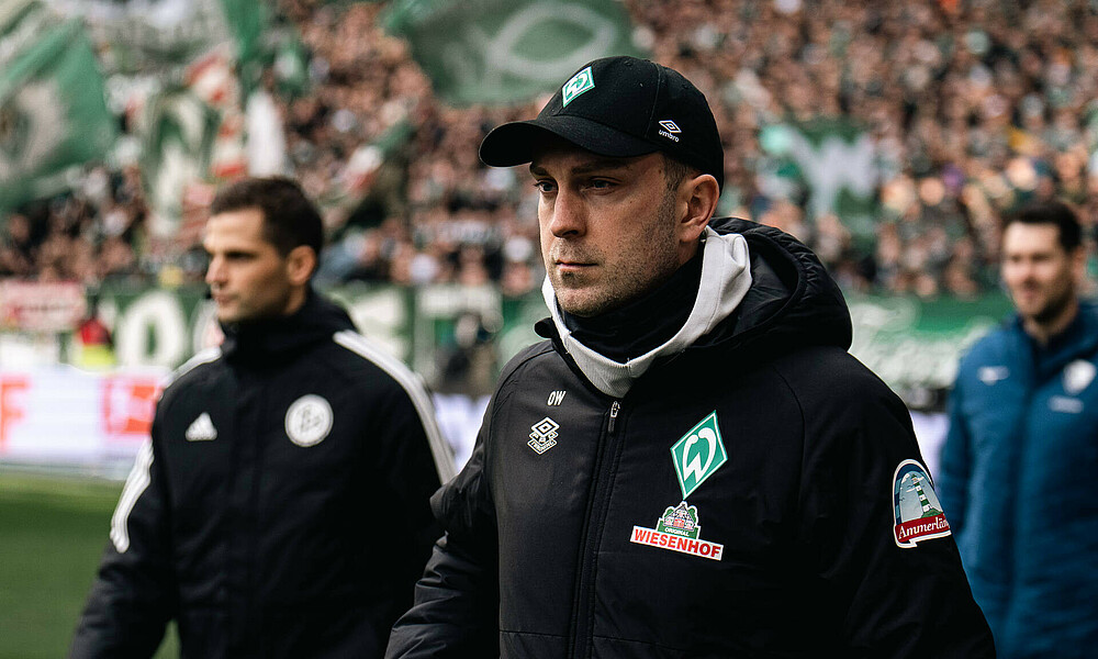 null Ole Werner beim Gang auf den Rasen vor dem Spiel.