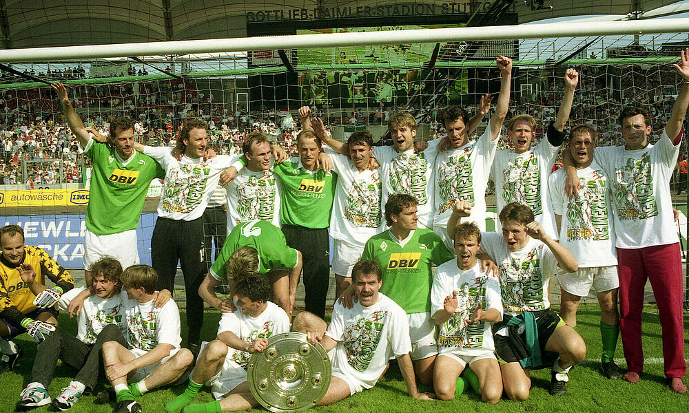 null Die Mannschaft sitzt mit der Schale im Tor.