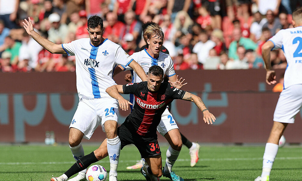 Die Darmstädter im Zweikampf mit Granit Xhaka. 