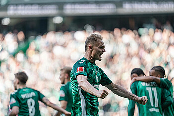 Amos Pieper jubelt im Werder-Heimtrikot im Weserstadion