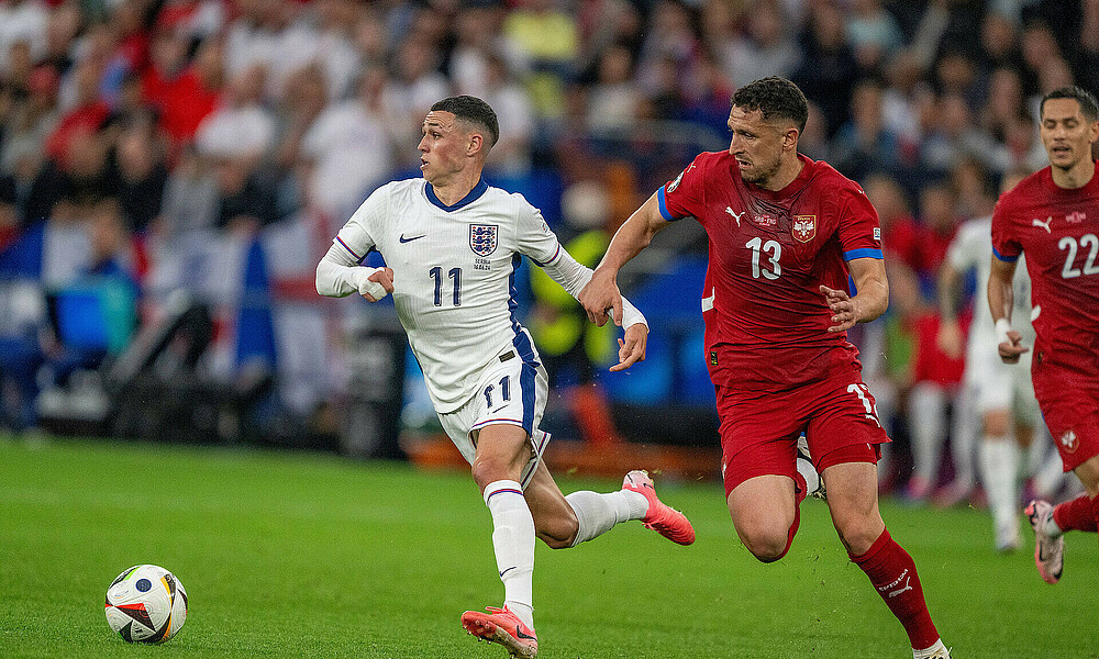 Milos Veljkovic läuft Phil Foden hinterher.