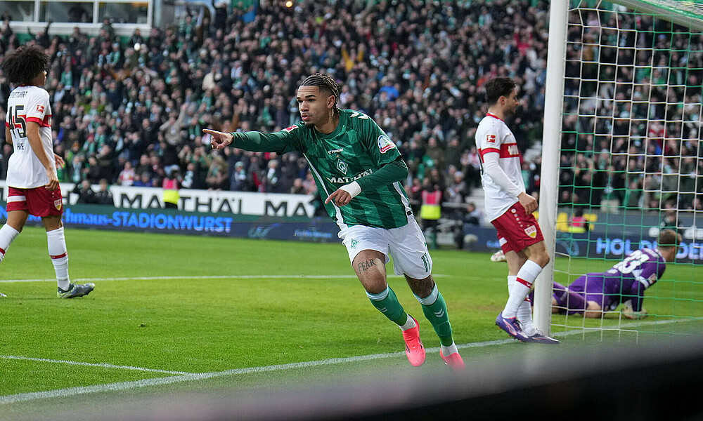 Justin Njinmah jubelt nach seinem Treffer gegen den VfB Stuttgart. 