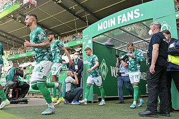 nph00001, FK2_0834 Werder-Spieler laufen in Aufwärmshirts durch den Spielertunnel auf das Spielfeld.