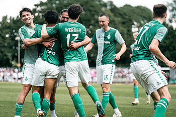 Die U23 bejubelt das Siegtor gegen Altona 93. 