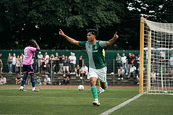 Ricardo Schwarz jubelt nach einem Tor. 