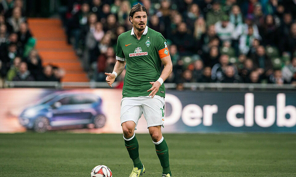 null Sebastian Prödl auf dem Platz mit Ball am Fuß.