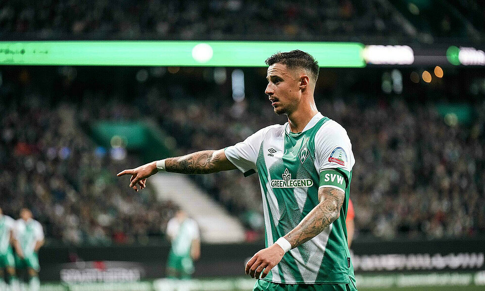 Marco Friedl gibt bei einem Spiel Anweisungen.