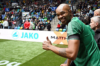 Naldo zeigt einen Daumen nach oben. 