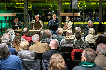 Hess-Grunewald und Schaaf auf der Bühne. 