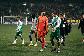 Jiri Pavlenka spricht mit Niklas Stark.