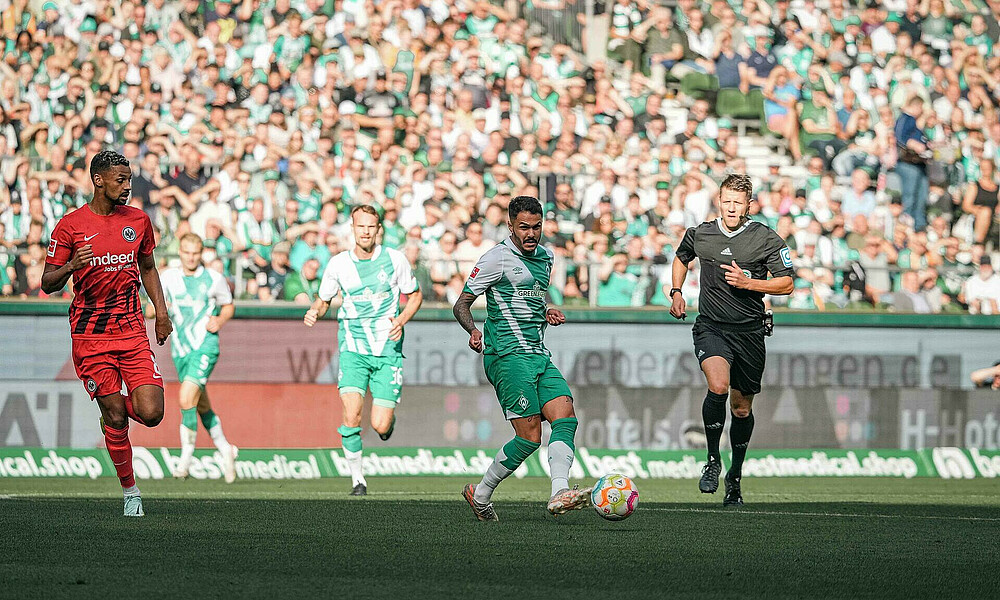 Leonardo Bittencourt spielt einen Pass