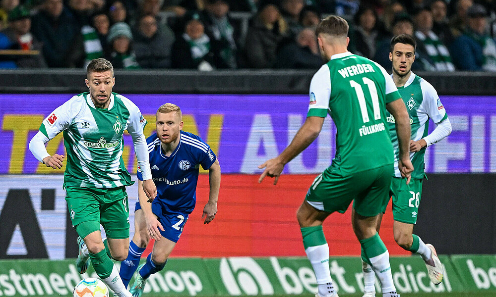 null Mitchell Weiser passt auf Niclas Füllkrug im Spiel gegen Schalke 04.